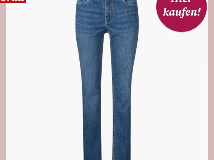Das Bild zeigt eine klassische, gerade geschnittene Jeans in mittlerer Waschung. Die Hose hat eine traditionelle 5-Pocket-Konfiguration und ist auf einem einfarbigen, pastellrosa Hintergrund zu sehen. In der oberen rechten Ecke des Bildes ist ein rundes, bordeauxrotes Etikett mit der weißen Aufschrift "Hier kaufen!", und in der oberen linken Ecke ist das Logo "Bild der Frau" in Weiß auf einem roten Hintergrund abgebildet. | © Lidl