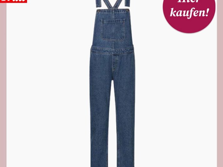 Klassische Latzhose in Dunkelblau mit geradem Bein und Brusttasche, vor hellem Hintergrund. | © Lidl
