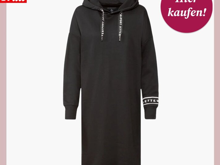 Langes schwarzes Sweatkleid mit Kapuze, weißen Schriftzügen auf Kordeln und Armabschluss, präsentiert von Bild der Frau. | © Lidl
