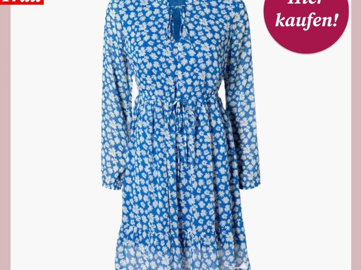  Ein Werbebild zeigt ein blaues Kleid mit einem weißen Blumenmuster. Das Kleid hat lange Ärmel, einen Rundhalsausschnitt mit einer kleinen Knopfleiste und eine Taille mit Kordelzug. Es endet kurz über den Knien. Oben links ist das Logo "Bild der Frau" in Weiß auf einem roten Hintergrund, und oben rechts befindet sich ein kreisförmiges, bordeauxrotes Schild mit der weißen Aufschrift "Hier kaufen!". Der Hintergrund des Bildes ist weiß mit einer rosa Umrandung. | © Lidl