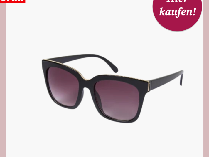 Stilvolle Oversize-Damensonnenbrille mit dunklen Gläsern und goldener Verzierung, präsentiert auf Weiß. | © C&A