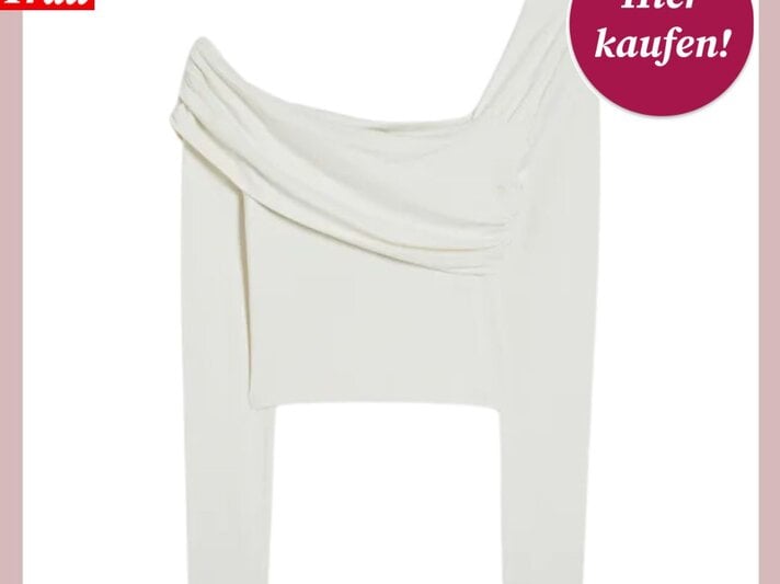  Das Bild zeigt ein asymmetrisches, weißes Top mit einer schulterfreien Silhouette vor einem weißen Hintergrund mit rosa Umrandung. Das Top weist eine interessante Drapierung auf der Vorderseite auf, die für eine dynamische Textur sorgt. Oben links ist das Logo "Bild der Frau" eingefügt, und oben rechts findet sich ein magentafarbener Button mit der Aufschrift "Hier kaufen!". Das Design des Tops ist modern und könnte gut zu eleganten Anlässen oder als Teil eines ausgefallenen Freizeitlooks getragen werden. | © C&A