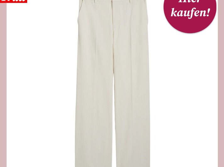 Das Bild zeigt eine lange, hellbeige Marlenehose mit einer hohen Taille und weitem Bein, die vor einem weißen Hintergrund mit rosa Umrandung präsentiert wird. Oben links ist das Logo "Bild der Frau" eingefügt, und oben rechts befindet sich ein magentafarbener Button mit der Aufschrift "Hier kaufen!". Die Hose strahlt einen eleganten und zeitlosen Stil aus und scheint aus einem leichten, fließenden Stoff gefertigt zu sein. | © C&A
