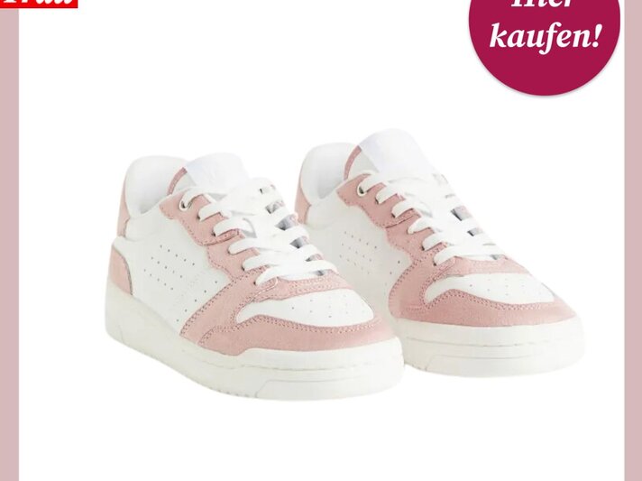 Das Bild zeigt ein Paar hellrosa und weiße Sneaker vor einem weißen Hintergrund mit rosa Umrandung. Die Schuhe haben ein klassisches Design mit einer niedrigen Silhouette und weißen Schnürsenkeln. Oben links ist das Logo "Bild der Frau" zu sehen, und oben rechts findet sich ein magentafarbener Button mit der Aufschrift "Hier kaufen!". Der Stil der Sneaker ist lässig und modisch, geeignet für alltägliche Freizeitaktivitäten. | © H&M
