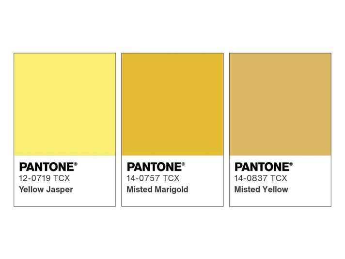 Drei nebeneinander angeordnete Pantone-Farbfelder in Gelbtönen: Yellow Jasper, Misted Marigold und Misted Yellow. | © Pantone