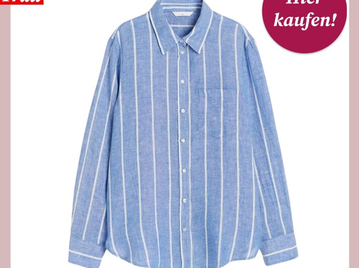 Das Bild zeigt eine langärmelige Bluse in Hellblau mit vertikalen Streifen. Sie hat einen klassischen Kragen und eine Knopfleiste. Oben links ist das Logo "Bild der Frau" zu sehen und oben rechts befindet sich ein kreisförmiger, magentafarbener Button mit der Aufschrift "Hier kaufen!". Die Bluse ist auf einem einheitlich weißen Hintergrund mit rosa Umrandung dargestellt, was die Farben des Kleidungsstücks hervorhebt. | © H&M