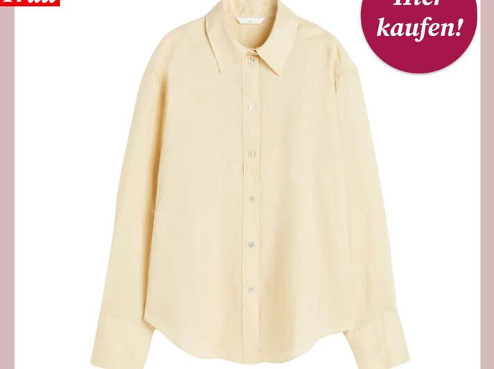 Das Bild zeigt eine langärmelige, pastellgelbe Bluse mit einem klassischen Kragen und einer vorderen Knopfleiste. Das Kleidungsstück ist vor einem weißen Hintergrund mit rosa Umrandung platziert. In der oberen linken Ecke des Bildes ist das Logo "Bild der Frau" zu sehen, und oben rechts befindet sich ein magentafarbener Button mit der Aufschrift "Hier kaufen!". Die Farbgebung des Bildes ist sanft und einladend, wobei die Bluse als Hauptobjekt hervorgehoben wird. | © H&M