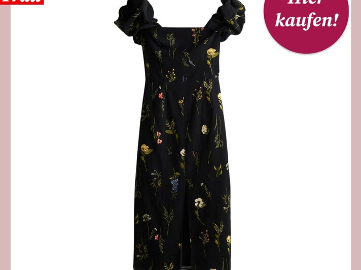 Das Bild zeigt ein schulterfreies Kleid mit einem schwarzen Grundton und einem floralen Muster mit verschiedenen Blumen in Gelb, Rosa, Weiß und Blau. Das Kleid hat kurze Puffärmel und eine Länge, die vermutlich bis zu den Knien reicht. Oben links ist das Logo "Bild der Frau" platziert, und oben rechts befindet sich ein magentafarbener Button mit der Aufschrift "Hier kaufen!". Das Design des Kleides kombiniert einen romantischen Stil mit einem modernen Schnitt. | © H&M