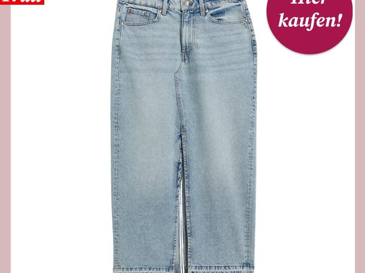 Das Bild zeigt einen hellblauen Jeansrock vor einem weißen Hintergrund mit rosa Umrandung. Oben links ist das Logo "Bild der Frau" und oben rechts ein runder, magentafarbener Button mit der Aufschrift "Hier kaufen!". Der Rock hat eine klassische Waschung, eine sichtbare Knopfleiste und einen langen Schlitz der bis zu den Knien reicht. Das Design ist schlicht, was auf einen vielseitigen und alltagstauglichen Stil hindeutet. | © H&M