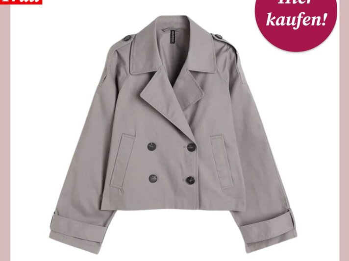 Das Bild zeigt eine graue Cabanjacke vor einem rosa Hintergrund. Die Jacke hat einen klassischen Kragen, eine doppelreihige Knopfleiste mit schwarzen Knöpfen und zwei aufgesetzte Taschen. Oben links im Bild ist das Logo "Bild der Frau" zu sehen, und oben rechts findet sich ein magentafarbener Button mit der Aufschrift "Hier kaufen!". Das schlichte Design der Jacke ist zeitlos und vielseitig für verschiedene Outfits. | © H&M