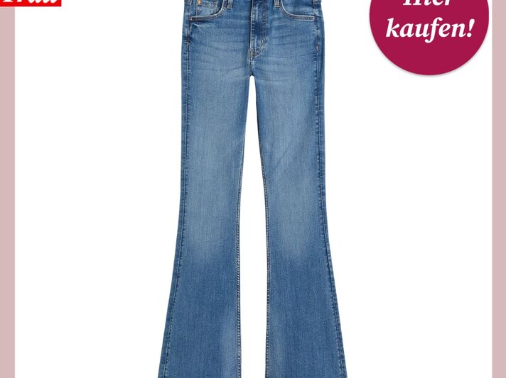 Ein Paar ausgestellte Damenjeans in mittlerer Waschung mit kontrastierenden Nähten und einem Button-Fly-Verschluss. Über den Jeans befindet sich das Logo 'Bild der Frau' und ein kreisförmiger, magentafarbener Button mit der Aufschrift 'Hier kaufen! | © H&M