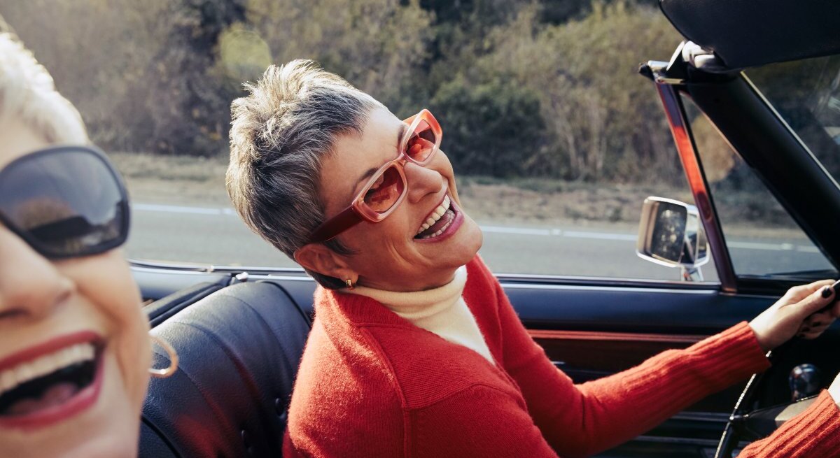 Zwei reife Frauen fahren im Cabrio und sind gut drauf