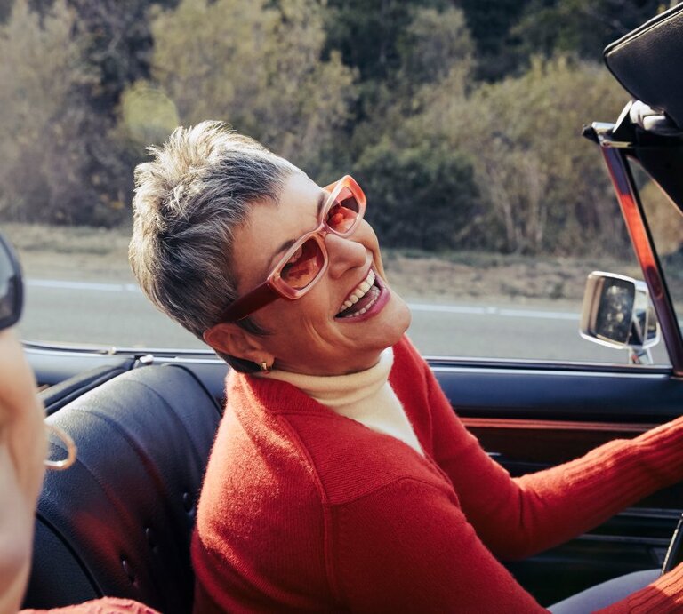 Zwei reife Frauen fahren im Cabrio und sind gut drauf | © Getty Images/The Good Brigade