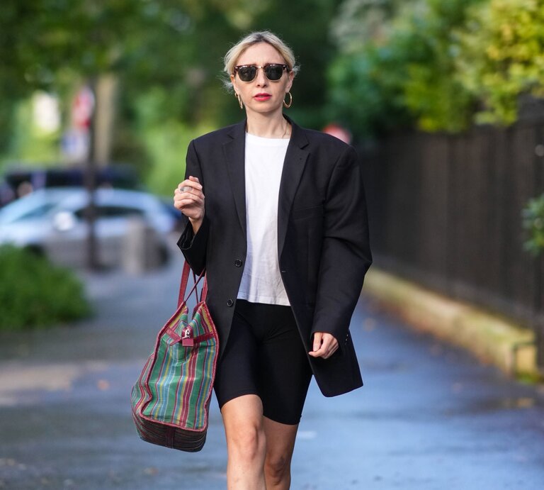 Zu sehen ist eine Frau, die einen Oversized Blazer mit einer Radlerhose kombiniert hat. | © GettyImages/Edward Berthelot 