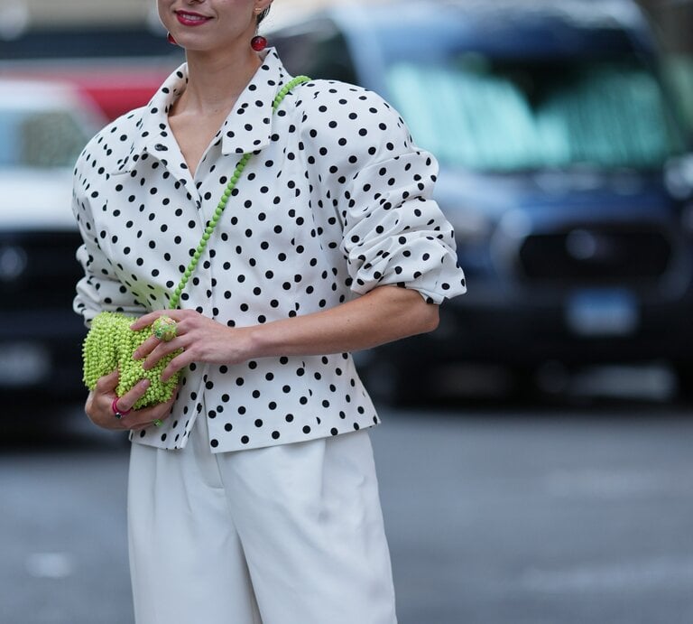 Zu sehen ist eine Wickelbluse von Lidl | © GettyImages/Edward Berthelot