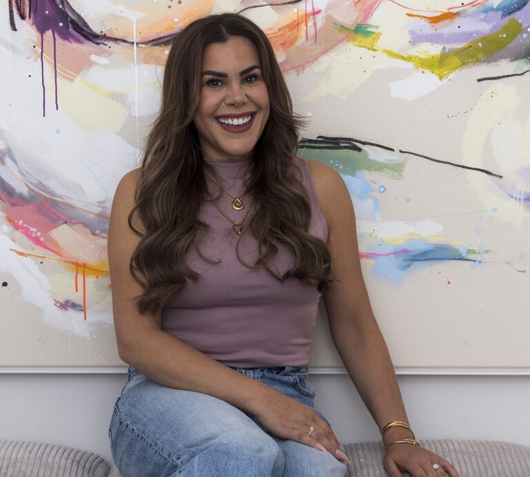Zu sehen ist Instastar RANDA SHILBAYEH-WEISER, sitzend auf einer Couch. | © Bild der Frau /Anika Büssemeier