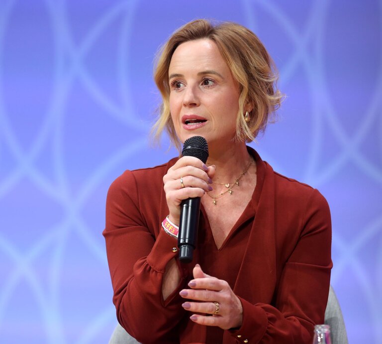 Zu sehen ist die FUNKE Verlegerin Julia Becker beim FFF-Day | © GettyImages/Adam Berry