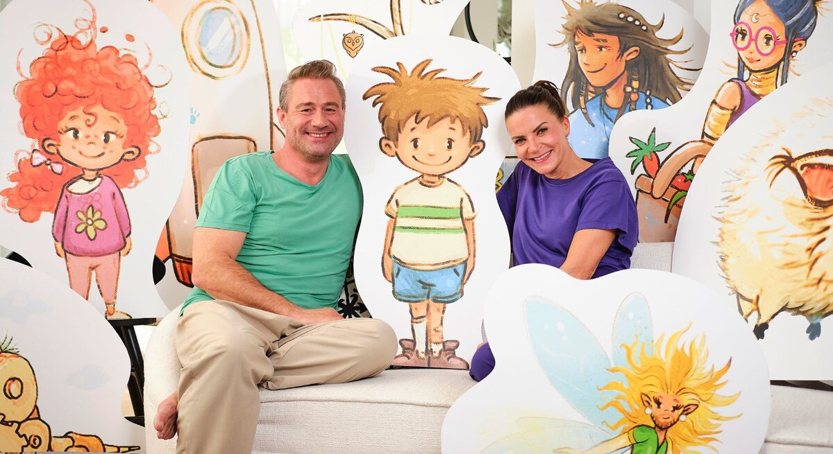 Sänger Sasha mit Ehefrau Julia vor der Kulisse ihres neuen Kinderbuches