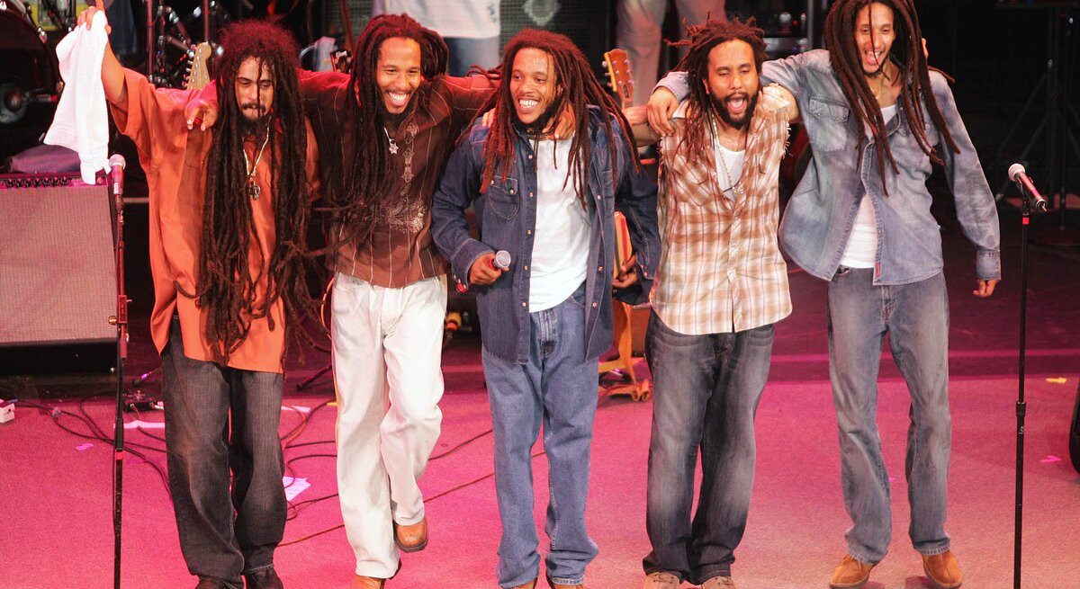 Damian, Ziggy, Stephen, Kymani and Julian Marley – die Söhne von Bob Marley – stehen gemeinsam bei der "Roots, Rock, Reggae Tour 2004" auf der Bühne.