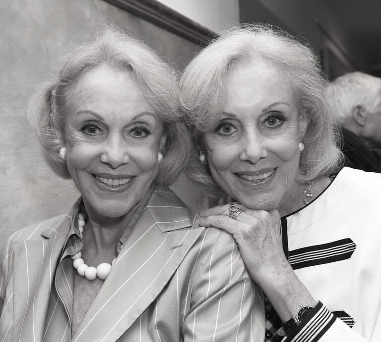 Alice und Ellen Kessler, Schwarzweiß-Aufnahme | © Hannes Magerstaedt/Getty Images