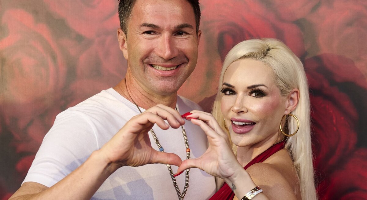 Lucas Cordalis und Daniela Katzenberger, die gemeinsam ein Herz mit ihren Händen formen.