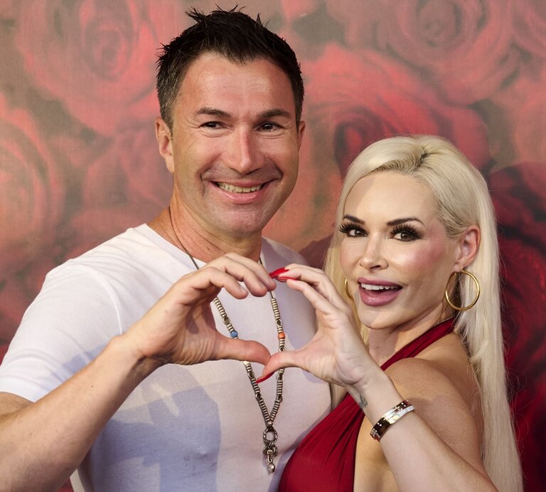 Lucas Cordalis und Daniela Katzenberger, die gemeinsam ein Herz mit ihren Händen formen. | © Getty Images / Carlos Alvarez