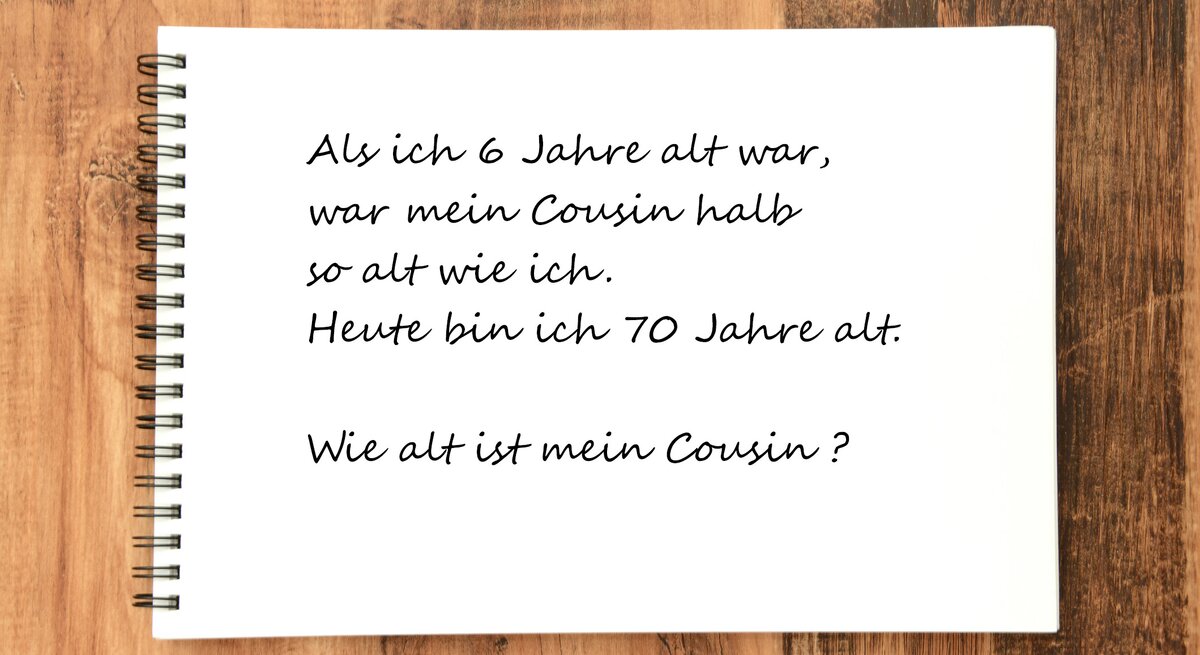Der Text einer Rechenaufgabe ist auf einem Zettel zu lesen