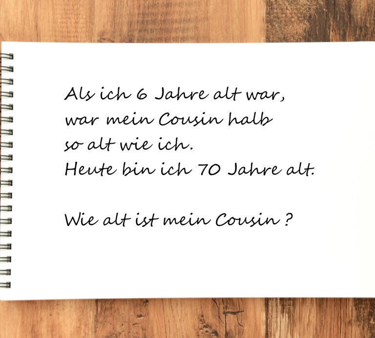 Der Text einer Rechenaufgabe ist auf einem Zettel zu lesen | © iStock.com [M]