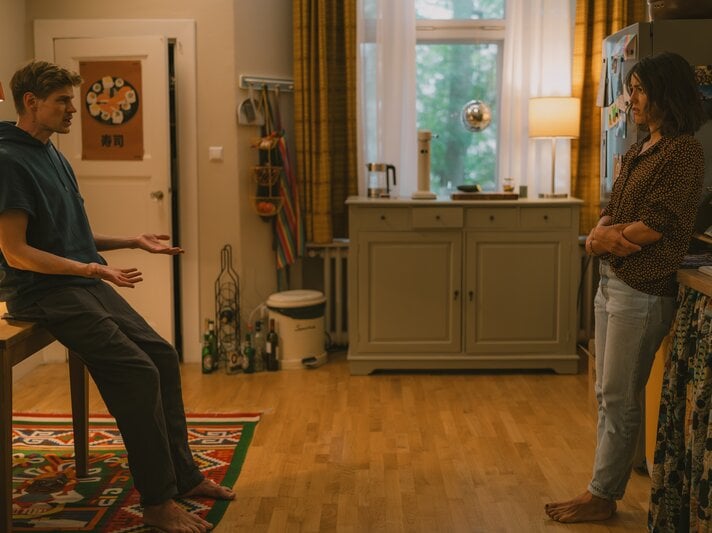 "Feste Feiern": Knut (Helgi Schmid) und Karo (Lucie Heinze) stehen sich in der Küche gegenüber. Er lehnt an einem Tisch, sie an der Spüle. | © Marcus Gaertner/ ZDF
