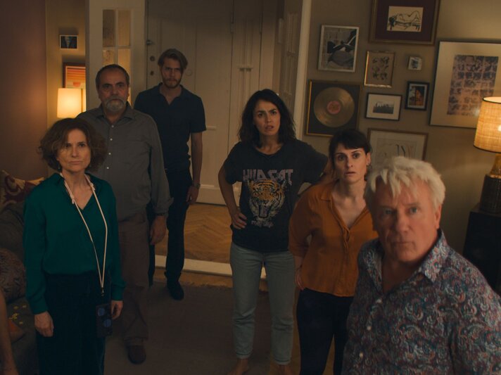 "Feste Feiern": Hannes (Mohamed Achour), Gilla (Victoria Trauttmansdorff), Bernhard (Matthias Brenner), Karsten (Richard Kreutz), Karo (Lucie Heinze), Franzi (Julia Becker) und Helmut (Jörg Schüttauf) stehen mit erstaunten Gesichtern im Halbkreis in einem Zimmer. | © Moritz Anton/ ZDF