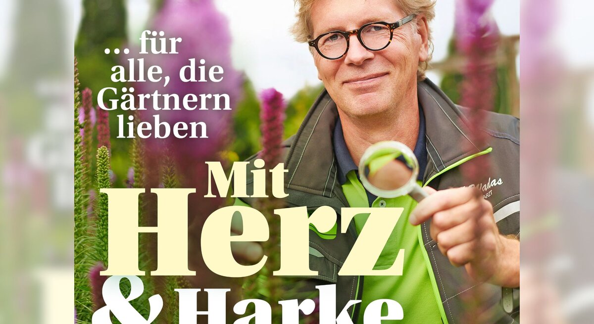 Cover des Gartenpodcasts "Mit Herz & Harke", auf dem ein Mann mit rötlichen Haaren und einer Brille in einem Garten steht und eine Lupe in der Hand hält. 