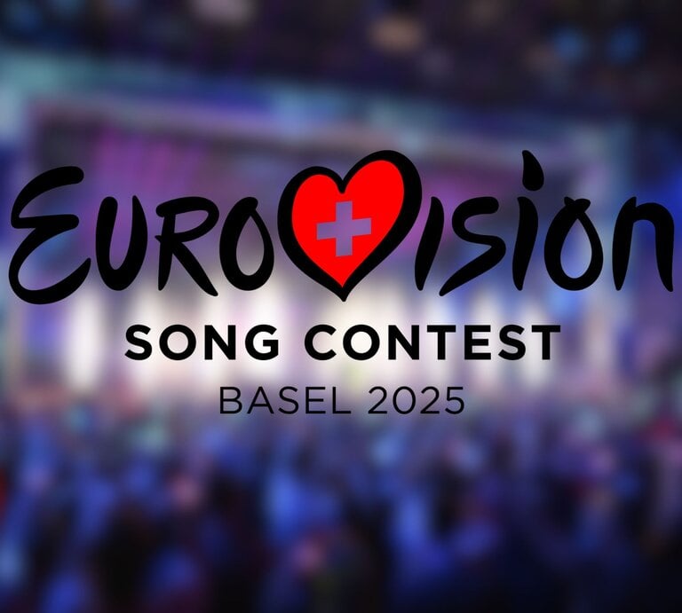 Logo des Eurovision Song Contest 2025 mit Herz in Schweizer Nationalfarben über unscharfem Publikum in Lichterstimmung. | ©  IMAGO / TT, NDR/eurovision.tv, Collage: bildderfrau.de