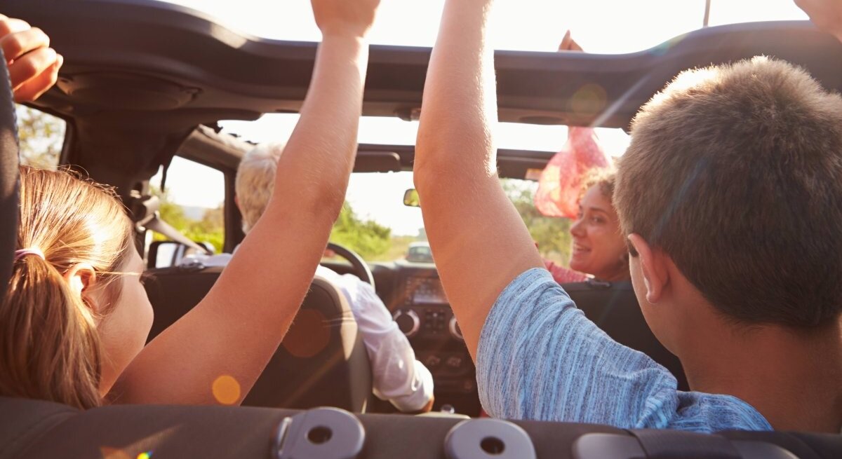 Familie fährt im Cabrio