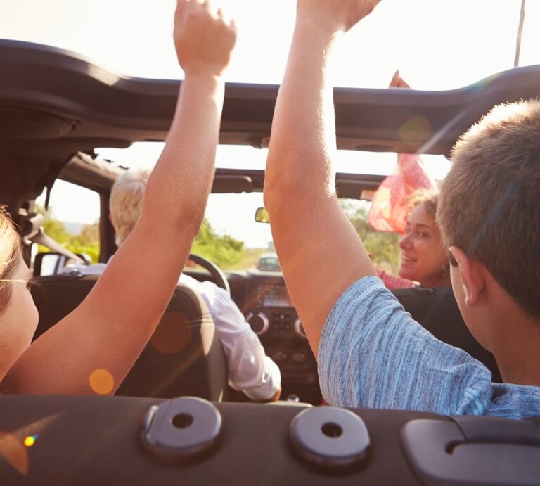 Familie fährt im Cabrio | © IMAGO / Shotshop