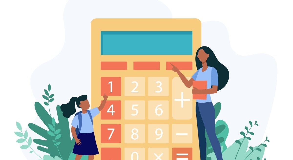 Eine Lehrerin und ein Schulmädchen tippen gemeinsam auf eine riesige Taschenrechner-Tastatur im Grünen.