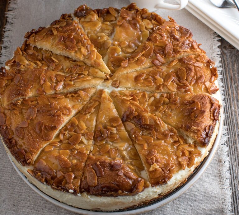 Omas Bienenstich-Torte auf rundem Kuchenteller / Untergrund rustikaler Holzboden /  | © Adobe Stock/Angelika Heine