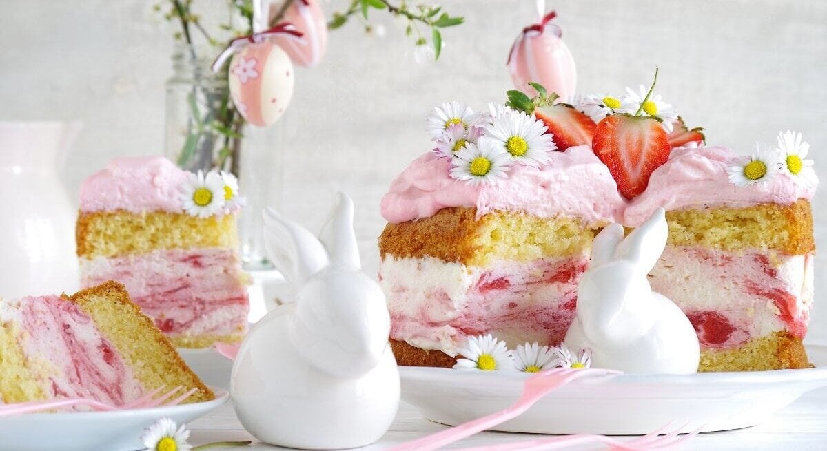 Erdbeertorte mit Biskuitboden und Gänseblümchen / Ostertafel / zwei Deko-Hasen aus Porzellan / Vase mit verzierten Ostereieren