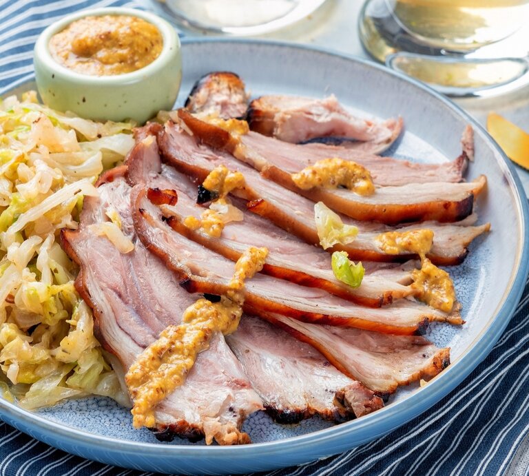 Bayrisch Kraut mit kaltem Braten in Scheiben geschnitten und Senf / Senf / alles auf rundem Teller / Messer und Gabel / Glas Wasser / Untergrund Tuch und Tischplatte | © Shutterstock / Elena Shashkina