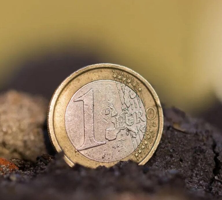 Ein Euro liegt auf der Erde in Nahaufnahme.  | © Getty Images