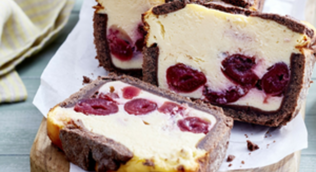 Schwarzwälder Zupfkuchen auf Backpapier