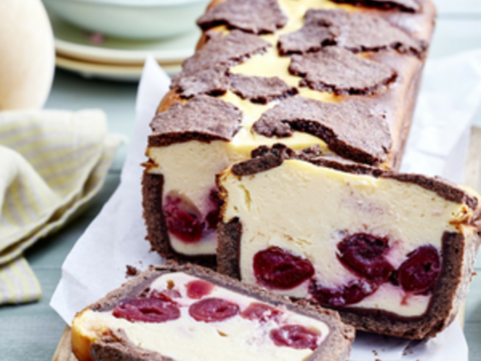 Schwarzwälder Zupfkuchen auf Backpapier | © EAT CLUB/Isabell Triemer