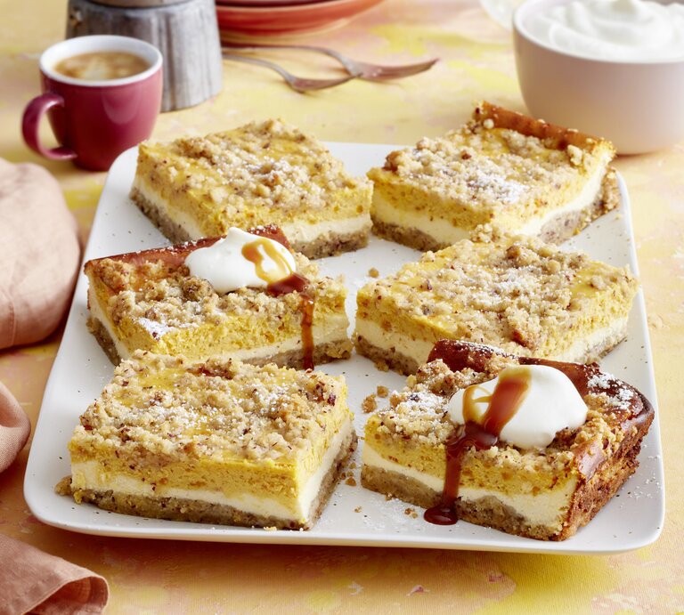 Draufsicht auf sieben Stücke des Kürbis-Streuselkuchen auf einer Kaffeetafel. | © EAT CLUB/Isabell Triemer