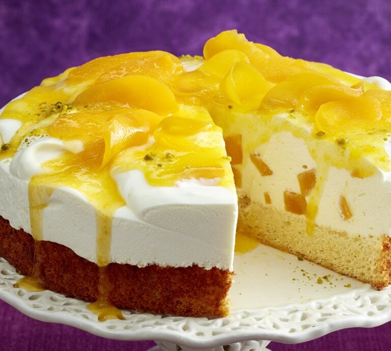 Bellini-Quark-Torte mit Pfirsich / runde Tortenplatte / Draufsicht, schräg | © EAT CLUB / Isabell Triemer