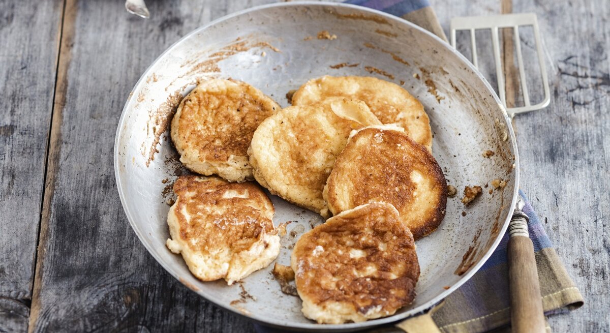 Low Carb Pancakes mit Ricotta in einer Pfanne aus Metall / Draufsicht schräg / 