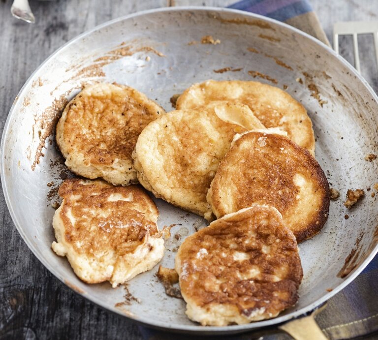 Low Carb Pancakes mit Ricotta in einer Pfanne aus Metall / Draufsicht schräg /  | © StockFood / für ZS Verlag / Schütz, Anke