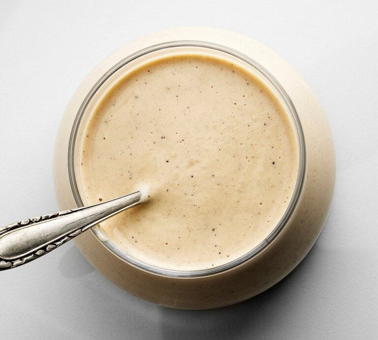 Senfsauce in rundem Glas / Teelöffel aus Silber / Draufsicht | © GettyImages/Pinkybird