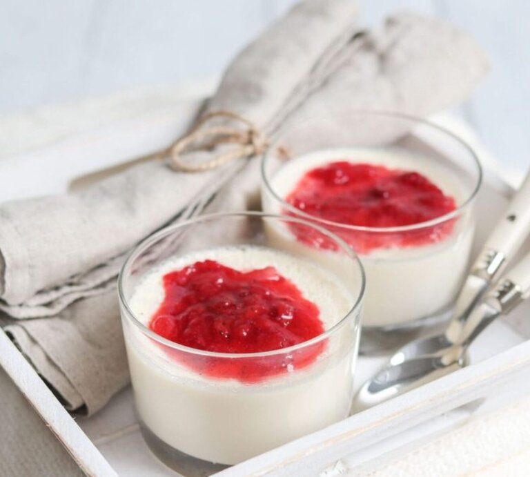  Panna Cotta in Gläsern mit Erdbeersauce, serviert auf einem Tablett. | © EAT CLUB/Isabell Triemer
