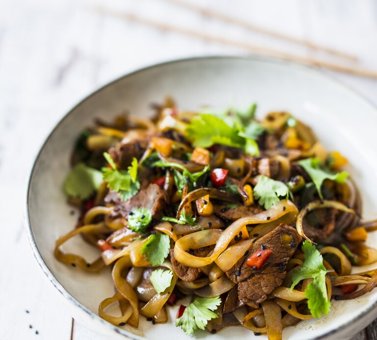 High Protein Nudeln mit Schweinefilet und Paprika in einer weißen Prozellanschüssel vor weißen Hintergrund. | © StockFood / Wischnewski, Jan