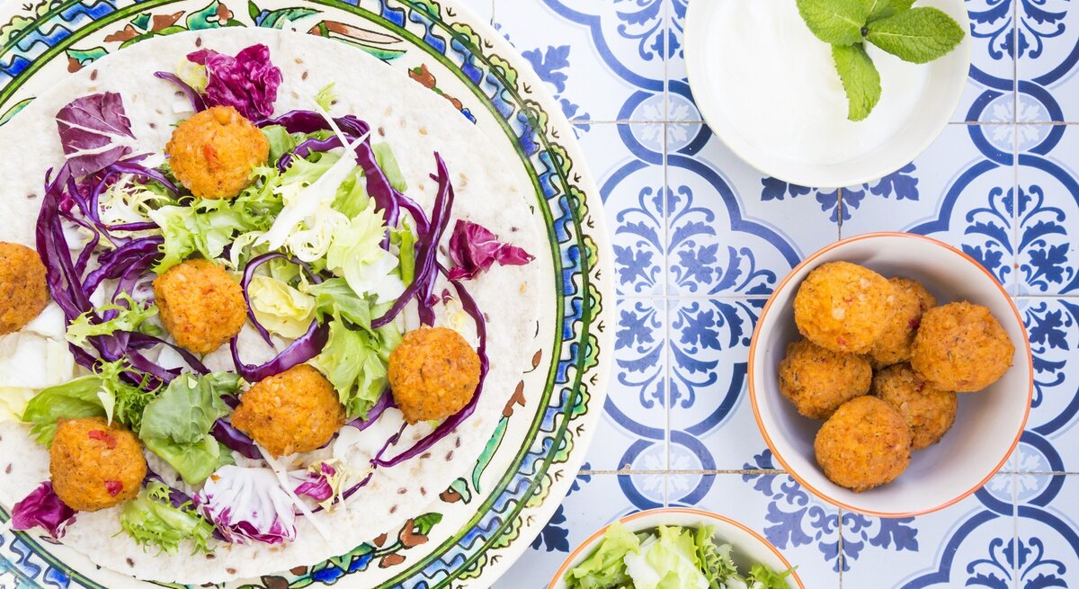 Draufsicht auf mehrere falafel auf kitschigem Teller. 