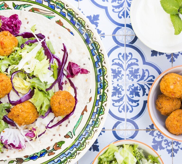 Draufsicht auf mehrere falafel auf kitschigem Teller.  | © GettyImages/Westend61